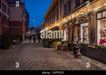 Göteborg, Schweden, 5. Januar 2024. Abendlicher Spaziergang durch das Viertel Haga durch die festliche schwedische Straße Stockfoto