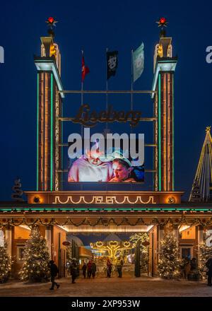 Göteborg, Schweden, 4. Januar 2024. Beleuchteter Eingang zum Vergnügungspark Liseberg während der Abendstunden im Winter Stockfoto