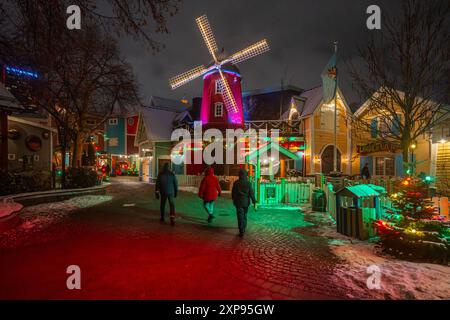 Göteborg, Schweden, 4. Januar 2024. Beleuchtete Windmühle und festliche Gebäude im Vergnügungspark Liseberg Stockfoto