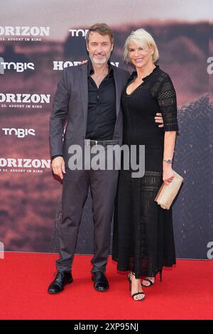 Guido Broscheit und Barbara Klein bei der „Horizon“ Filmpremiere am 4.08.2024 in Berlin Stockfoto