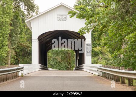 USA, Oregon, Lane County, Jasper Place Road, Fall Creek. Pengra Überdachte Brücke. 120 Fuß, Howe Truss Structure. Stockfoto