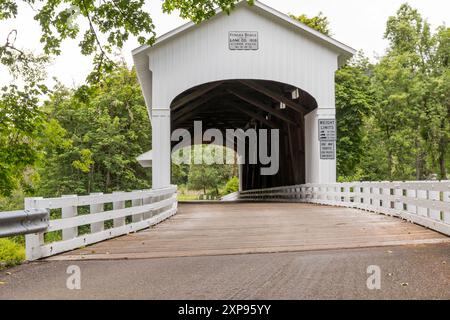 USA, Oregon, Lane County, Jasper Place Road, Fall Creek. Pengra Überdachte Brücke. 120 Fuß, Howe Truss. Struktur. Stockfoto