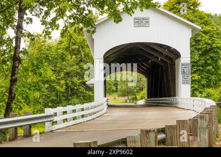 USA, Oregon, Lane County, Jasper Place Road, Fall Creek. Pengra Überdachte Brücke. 120 Fuß, Howe Truss. Struktur. Stockfoto