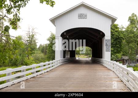 USA, Oregon, Lane County, Jasper Place Road, Fall Creek. Pengra Überdachte Brücke. 120 Fuß, Howe Truss. Struktur. Stockfoto