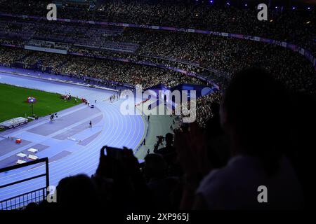 Paris, Frankreich. August 2024. Zuschauer sehen das 100-m-Leichtathletikfinale der Männer bei den Olympischen Spielen 2024 in Paris, Frankreich, 4. August 2024. Quelle: Xu Chang/Xinhua/Alamy Live News Stockfoto