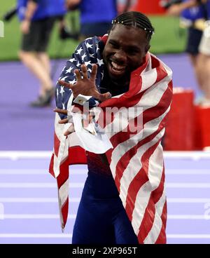 Paris, Frankreich. August 2024. Olympische Spiele In Paris: Leichtathletik. Der US-Goldmedaillengewinner Noah Lyles feiert mit der Flagge, nachdem er das 100-m-Finale der Männer auf der Strecke Stade de France am 9. Tag der Olympischen Spiele 2024 in Paris gewonnen hat. Quelle: Adam Stoltman/Alamy Live News Stockfoto