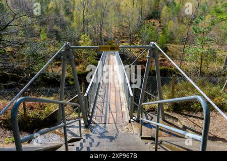 Die Fußgängerbrücke an der Corrieshalloch Gorge am Abhainn Droma River, nahe Ullapool, Highland Region, Schottland, Großbritannien Stockfoto