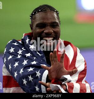 Paris, Frankreich. August 2024. Olympische Spiele In Paris: Leichtathletik. Der US-Goldmedaillengewinner Noah Lyles feiert mit der Flagge, nachdem er das 100-m-Finale der Männer auf der Strecke Stade de France am 9. Tag der Olympischen Spiele 2024 in Paris gewonnen hat. Quelle: Adam Stoltman/Alamy Live News Stockfoto