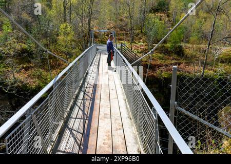 Die Fußgängerbrücke an der Corrieshalloch Gorge am Abhainn Droma River, nahe Ullapool, Highland Region, Schottland, Großbritannien Stockfoto