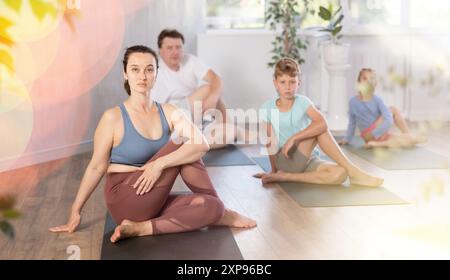 Familie mit zwei Kindern, die Yoga im Studio machen Stockfoto