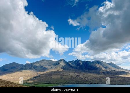 Cuillin Mountains über Loch Brittle, von der Küstenklippe unterhalb von Beinn an Eòin auf der Nordseite von Glen Brittle, Isle of Skye, Schottland, Großbritannien Stockfoto