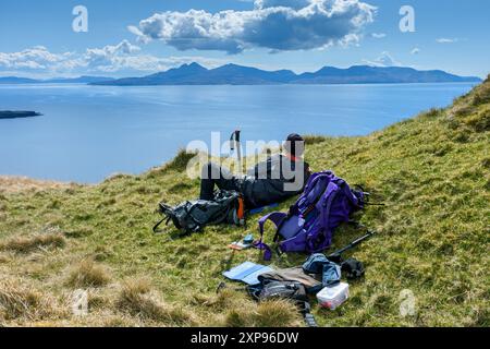 Die Isle of Rum von der Küstenklippe aus unterhalb von Beinn an Eòin auf der Nordseite von Glen Brittle, Isle of Skye, Schottland, Großbritannien Stockfoto