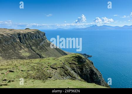 Die Isle of Rum von der Küstenklippe aus unterhalb von Beinn an Eòin auf der Nordseite von Glen Brittle, Isle of Skye, Schottland, Großbritannien Stockfoto