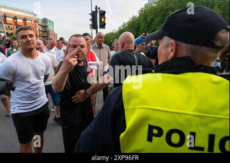 Während der Demonstration "genug ist genug", die von rechtsextremen Aktivisten in Bristol einberufen wurde, treten die Demonstranten gegen die Polizei und gegen die Demonstranten auf Stockfoto