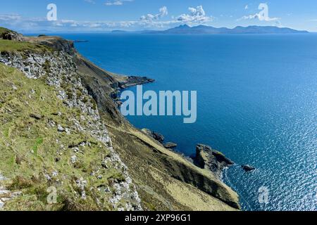 Die Isle of Rum von der Küstenklippe aus unterhalb von Beinn an Eòin auf der Nordseite von Glen Brittle, Isle of Skye, Schottland, Großbritannien Stockfoto