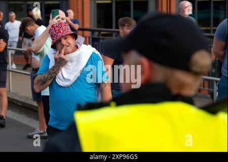 Während der Demonstration "genug ist genug", die von rechtsextremen Aktivisten in Bristol einberufen wurde, treten die Demonstranten gegen die Polizei und gegen die Demonstranten auf Stockfoto