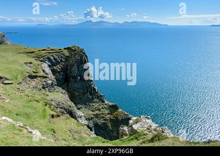 Die Isle of Rum von der Küstenklippe aus unterhalb von Beinn an Eòin auf der Nordseite von Glen Brittle, Isle of Skye, Schottland, Großbritannien Stockfoto