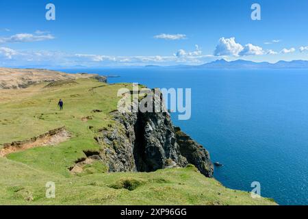 Die Isle of Rum von der Küstenklippe aus unterhalb von Beinn an Eòin auf der Nordseite von Glen Brittle, Isle of Skye, Schottland, Großbritannien Stockfoto