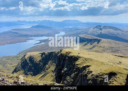 Der Trotternish Ridge südlich des Gipfels des Storr, Isle of Skye, Schottland, Großbritannien. Blick über Lochs Leathan und Fada in Richtung der Cuillin Mountains Stockfoto