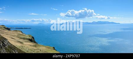 Die Isle of Rum von der Küstenklippe aus unterhalb von Beinn an Eòin auf der Nordseite von Glen Brittle, Isle of Skye, Schottland, Großbritannien Stockfoto