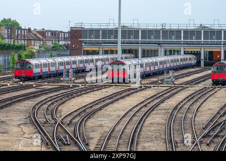 London, Großbritannien. 15. Juli 2024: Blick auf die Züge der Piccadilly Line im Northfields Depot Stockfoto