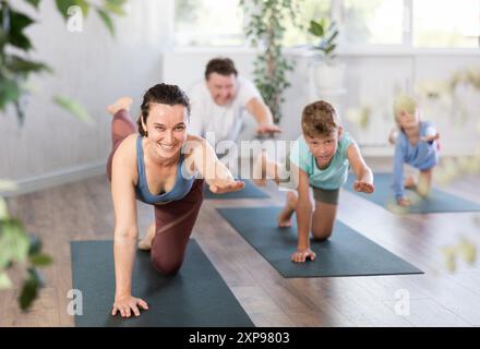 Familie mit zwei Kindern, die Yoga im Studio machen Stockfoto