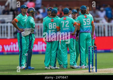 London, Großbritannien. August 2024. Oval Invincibles während einer strategischen Auszeit während des Hundred Match London Spirit Men vs Oval Invincibles at Lords, London, Großbritannien, 4. August 2024 (Foto: Izzy Poles/News Images) in London, Großbritannien, 2024. (Foto: Izzy Poles/News Images/SIPA USA) Credit: SIPA USA/Alamy Live News Stockfoto