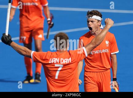 Colombes, Frankreich. August 2024. Derck de Vilder (R) feiert mit seinen Teamkollegen das Viertelfinale der Männer zwischen den Niederlanden und Australien in Colombes, Frankreich, am 4. August 2024. Quelle: Ren Pengfei/Xinhua/Alamy Live News Stockfoto