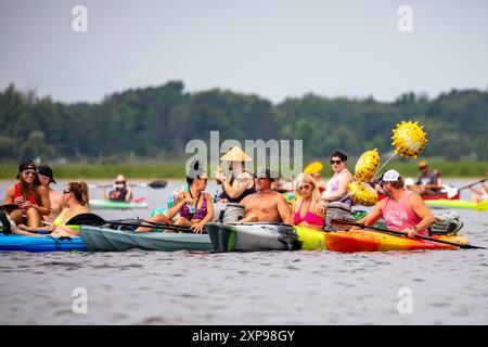 Wausau, Wisconsin, USA - 27. Juli 2024: Zehnter jährlicher Paddelbummel am Lake Wausau, horizontal Stockfoto