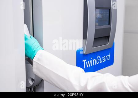 PRAG, TSCHECHISCHE REPUBLIK - 21. JULI 2024: Frauenhandöffnung TwinGuard -80 C Gefrierschrank mit Proben. Stockfoto