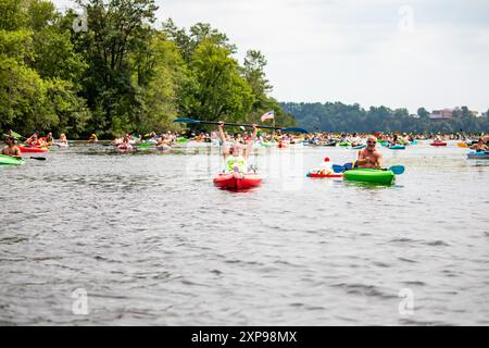 Wausau, Wisconsin, USA - 27. Juli 2024: Zehnter jährlicher Paddelbummel am Lake Wausau, horizontal Stockfoto