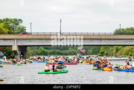 Wausau, Wisconsin, USA - 27. Juli 2024: Zehnter jährlicher Paddelbummel am Lake Wausau, horizontal Stockfoto