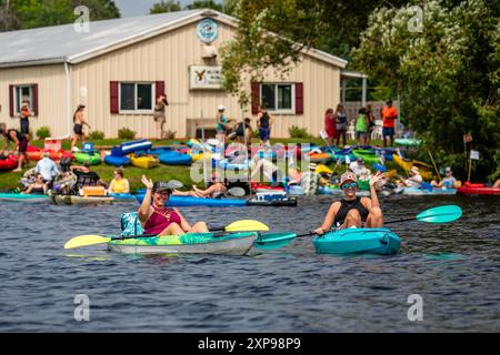 Wausau, Wisconsin, USA - 27. Juli 2024: Zehnter jährlicher Paddelbummel am Lake Wausau, horizontal Stockfoto