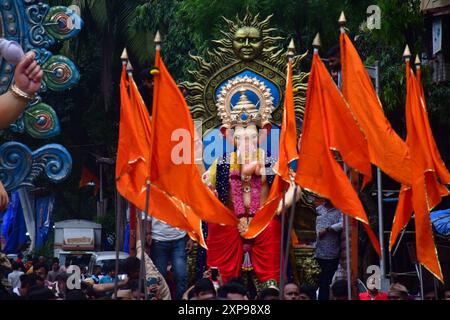 Mumbai, Indien. August 2024. MUMBAI, INDIEN – 4. AUGUST: Devotees, die den Workshop Idol Ganesh, Ganesh, vor dem Ganesh Festival in Chinchpokli am 4. August 2024 in Mumbai, Indien, tragen. (Foto: Bhushan Koyande/Hindustan Times/SIPA USA) Credit: SIPA USA/Alamy Live News Stockfoto