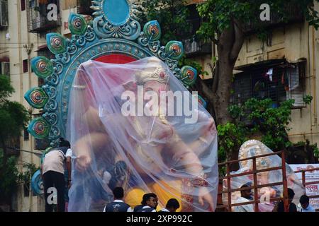 Mumbai, Indien. August 2024. MUMBAI, INDIEN – 4. AUGUST: Devotees, die den Workshop Idol Ganesh, Ganesh, vor dem Ganesh Festival in Chinchpokli am 4. August 2024 in Mumbai, Indien, tragen. (Foto: Bhushan Koyande/Hindustan Times/SIPA USA) Credit: SIPA USA/Alamy Live News Stockfoto