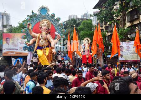 Mumbai, Indien. August 2024. MUMBAI, INDIEN – 4. AUGUST: Devotees, die den Workshop Idol Ganesh, Ganesh, vor dem Ganesh Festival in Chinchpokli am 4. August 2024 in Mumbai, Indien, tragen. (Foto: Bhushan Koyande/Hindustan Times/SIPA USA) Credit: SIPA USA/Alamy Live News Stockfoto