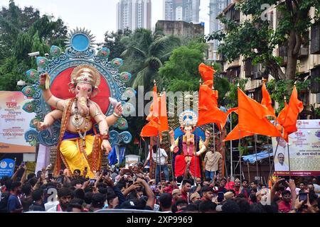 Mumbai, Indien. August 2024. MUMBAI, INDIEN – 4. AUGUST: Devotees, die den Workshop Idol Ganesh, Ganesh, vor dem Ganesh Festival in Chinchpokli am 4. August 2024 in Mumbai, Indien, tragen. (Foto: Bhushan Koyande/Hindustan Times/SIPA USA) Credit: SIPA USA/Alamy Live News Stockfoto