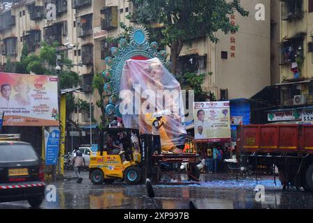 Mumbai, Indien. August 2024. MUMBAI, INDIEN – 4. AUGUST: Devotees, die den Workshop Idol Ganesh, Ganesh, vor dem Ganesh Festival in Chinchpokli am 4. August 2024 in Mumbai, Indien, tragen. (Foto: Bhushan Koyande/Hindustan Times/SIPA USA) Credit: SIPA USA/Alamy Live News Stockfoto