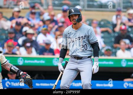 Minneapolis, Minnesota, USA. August 2024. MIGUEL VARGAS (20), der von Chicago White Sox benannt wurde, beobachtet während eines MLB-Baseballspiels zwischen den Minnesota Twins und den Chicago White Sox im Target Field. Die Zwillinge gewannen 13:7. Die White Sox verloren ihr 20. Spiel in Folge. (Kreditbild: © Steven Garcia/ZUMA Press Wire) NUR REDAKTIONELLE VERWENDUNG! Nicht für kommerzielle ZWECKE! Quelle: ZUMA Press, Inc./Alamy Live News Stockfoto