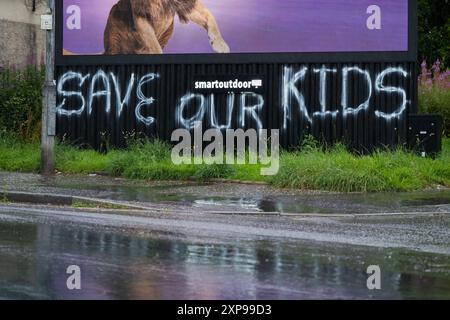 Lambhill, Glasgow, Schottland, Großbritannien. August 2024. Save Our Kids Graffiti in Lambhill, Glasgow, Schottland, UK Credit: Kay Roxby/Alamy Live News Stockfoto