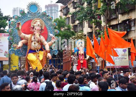 Mumbai, Indien. August 2024. MUMBAI, INDIEN – 4. AUGUST: Devotees, die den Workshop Idol Ganesh, Ganesh, vor dem Ganesh Festival in Chinchpokli am 4. August 2024 in Mumbai, Indien, tragen. (Foto: Bhushan Koyande/Hindustan Times/SIPA USA) Credit: SIPA USA/Alamy Live News Stockfoto