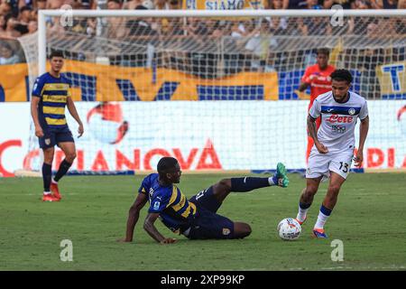 Ange-Yoan Bonny (Parma Calcio) kämpft gegen Ederson (Atalanta) beim Parma Calcio vs Atalanta BC, einem Freundschaftsspiel in Parma, Italien, am 4. August 2024 Stockfoto