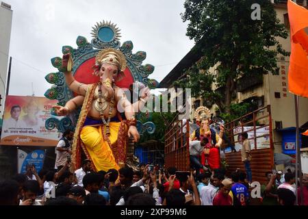 Mumbai, Indien. August 2024. MUMBAI, INDIEN – 4. AUGUST: Devotees, die den Workshop Idol Ganesh, Ganesh, vor dem Ganesh Festival in Chinchpokli am 4. August 2024 in Mumbai, Indien, tragen. (Foto: Bhushan Koyande/Hindustan Times/SIPA USA) Credit: SIPA USA/Alamy Live News Stockfoto