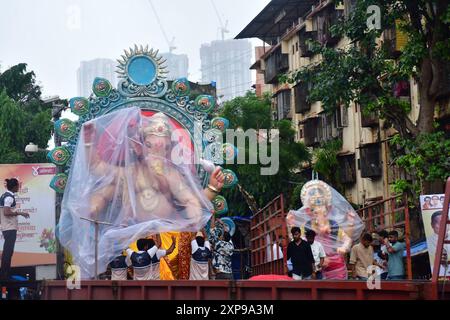 Mumbai, Indien. August 2024. MUMBAI, INDIEN – 4. AUGUST: Devotees, die den Workshop Idol Ganesh, Ganesh, vor dem Ganesh Festival in Chinchpokli am 4. August 2024 in Mumbai, Indien, tragen. (Foto: Bhushan Koyande/Hindustan Times/SIPA USA) Credit: SIPA USA/Alamy Live News Stockfoto