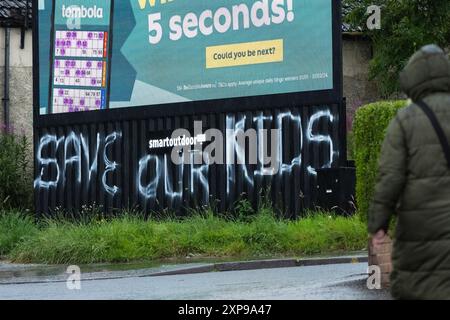 Lambhill, Glasgow, Schottland, Großbritannien. August 2024. Save Our Kids Graffiti in Lambhill, Glasgow, Schottland, UK Credit: Kay Roxby/Alamy Live News Stockfoto