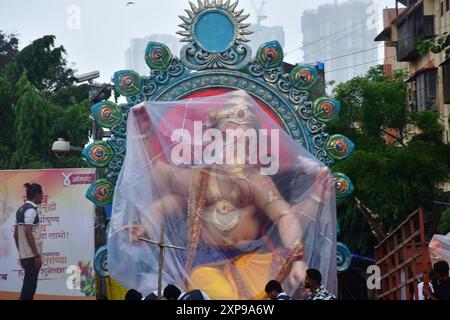 Mumbai, Indien. August 2024. MUMBAI, INDIEN – 4. AUGUST: Devotees, die den Workshop Idol Ganesh, Ganesh, vor dem Ganesh Festival in Chinchpokli am 4. August 2024 in Mumbai, Indien, tragen. (Foto: Bhushan Koyande/Hindustan Times/SIPA USA) Credit: SIPA USA/Alamy Live News Stockfoto