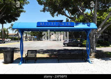 BELLFLOWER, KALIFORNIEN - 28. JULI 2024: Bushaltestelle Shelter auf der Flower Street am Civic Center. Stockfoto