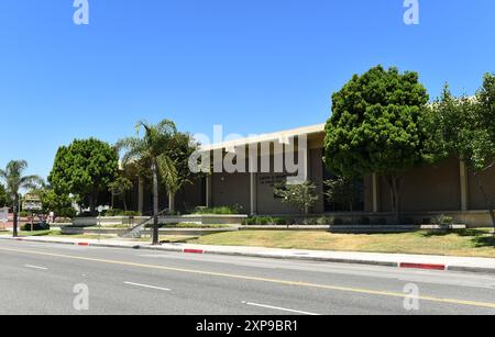 BELLFLOWER, KALIFORNIEN - 28. JULI 2024: Clifton Brakensiek Public Library in der Flower Street. Im Civic Center. Stockfoto