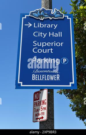 BELLFLOWER, KALIFORNIEN - 28. JULI 2024: Rathaus-Schild an einem Laternenpfahl auf der Flower Street. Stockfoto