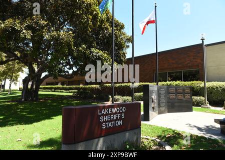 LAKEWOOD, KALIFORNIEN - 28. JULI 2024: Schild für das Gebäude des Lakewood Sheriffs Department im Civic Center mit dem Officers Memorial. Stockfoto